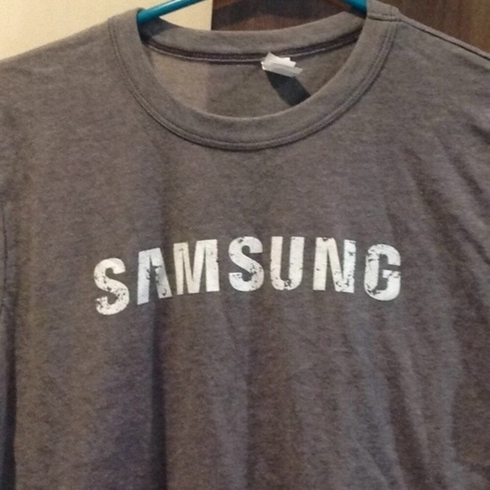E77 Unisex t-shirt Sz S Samsung NWOT grayish